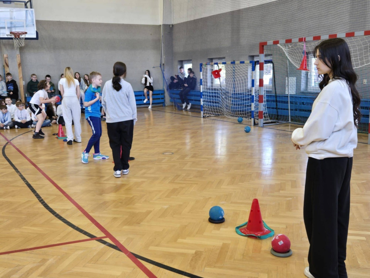 Niebieskie igrzyska w SP 10 w Ostrołęce - zdjęcie #14 - eOstroleka.pl