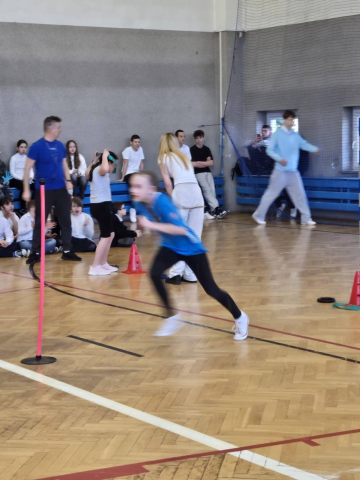 Niebieskie igrzyska w SP 10 w Ostrołęce - zdjęcie #13 - eOstroleka.pl