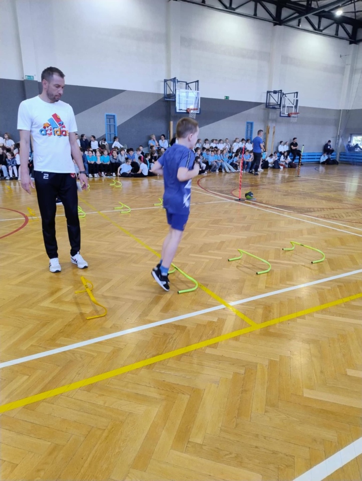 Niebieskie igrzyska w SP 10 w Ostrołęce - zdjęcie #12 - eOstroleka.pl