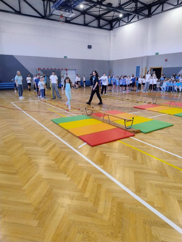 Niebieskie igrzyska w SP 10 w Ostrołęce - zdjęcie #11 - eOstroleka.pl