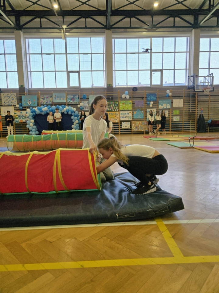 Niebieskie igrzyska w SP 10 w Ostrołęce - zdjęcie #10 - eOstroleka.pl