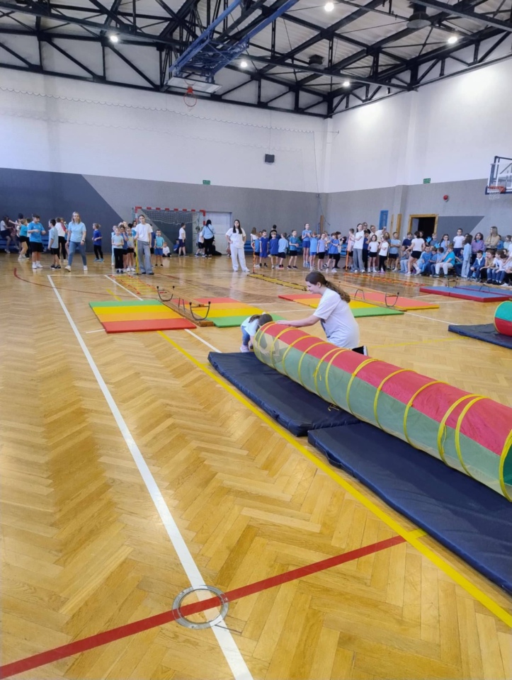 Niebieskie igrzyska w SP 10 w Ostrołęce - zdjęcie #9 - eOstroleka.pl