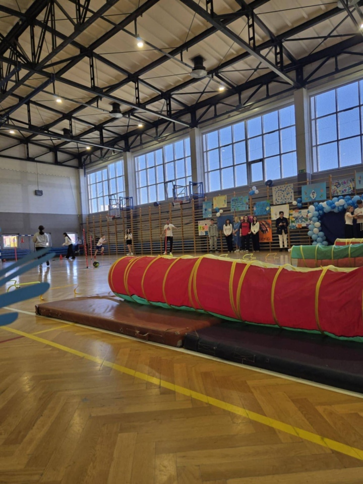 Niebieskie igrzyska w SP 10 w Ostrołęce - zdjęcie #8 - eOstroleka.pl