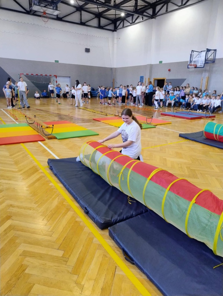 Niebieskie igrzyska w SP 10 w Ostrołęce - zdjęcie #7 - eOstroleka.pl