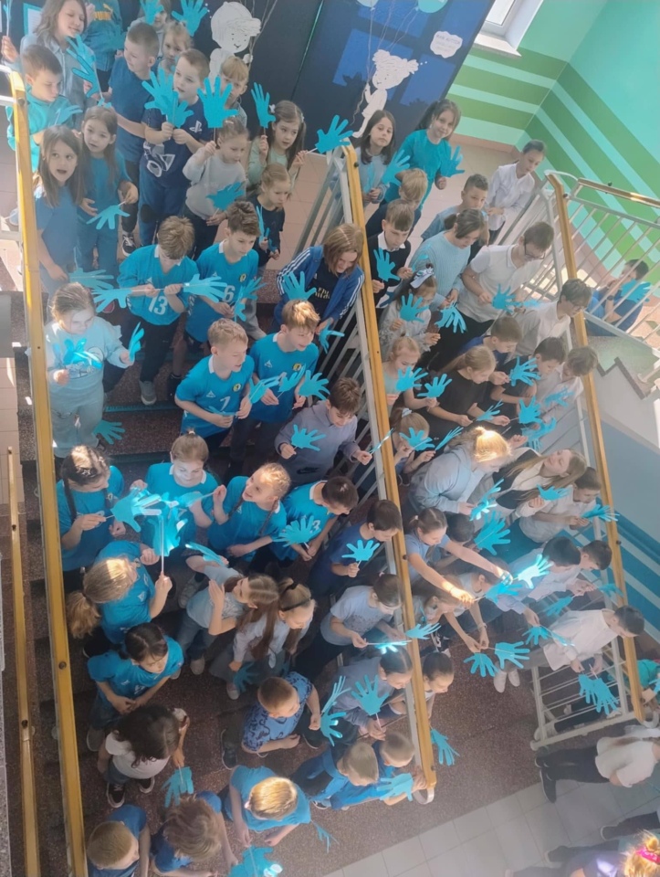 Niebieskie igrzyska w SP 10 w Ostrołęce - zdjęcie #6 - eOstroleka.pl