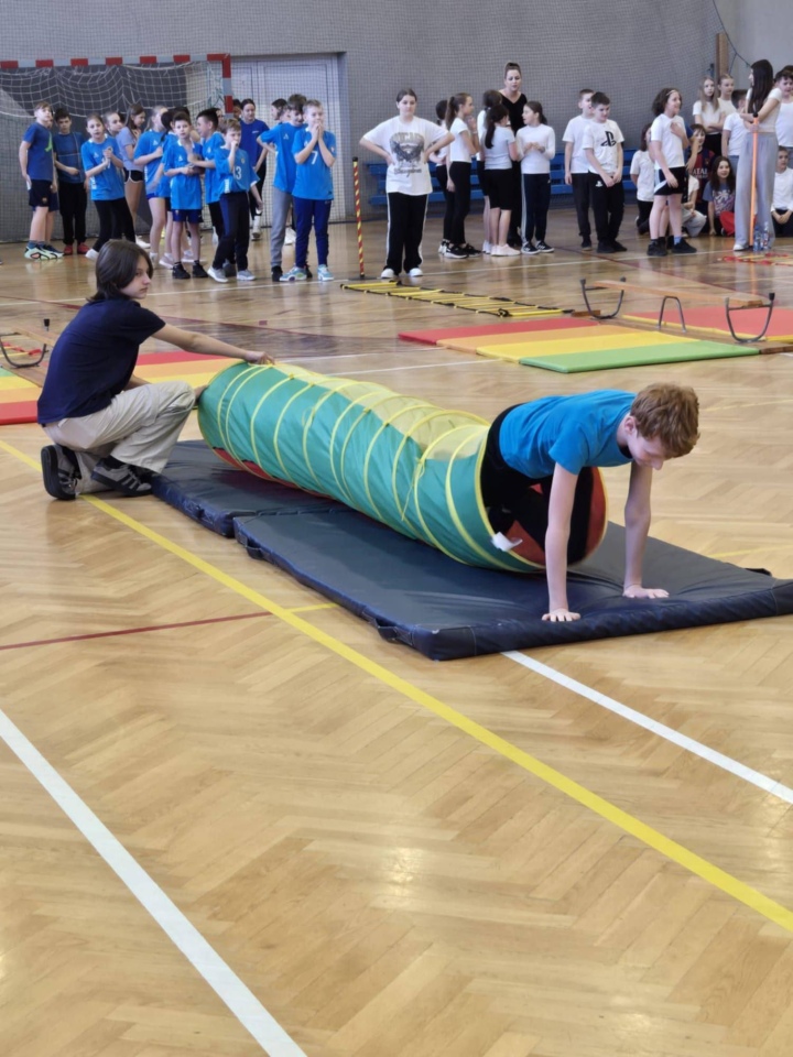 Niebieskie igrzyska w SP 10 w Ostrołęce - zdjęcie #5 - eOstroleka.pl