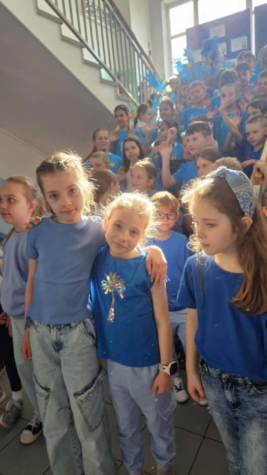 Niebieskie igrzyska w SP 10 w Ostrołęce - zdjęcie #4 - eOstroleka.pl