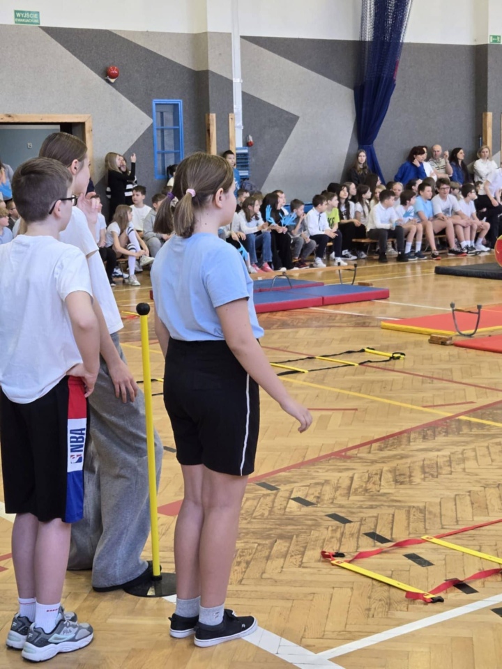 Niebieskie igrzyska w SP 10 w Ostrołęce - zdjęcie #2 - eOstroleka.pl