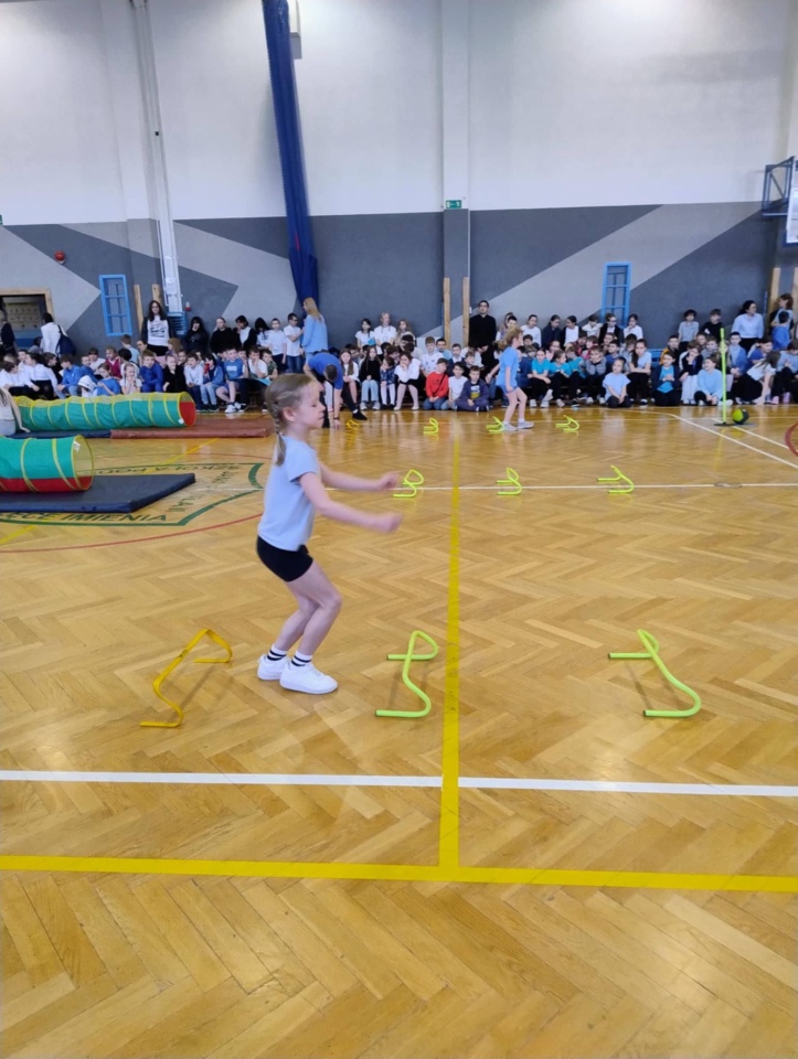 Niebieskie igrzyska w SP 10 w Ostrołęce - zdjęcie #1 - eOstroleka.pl