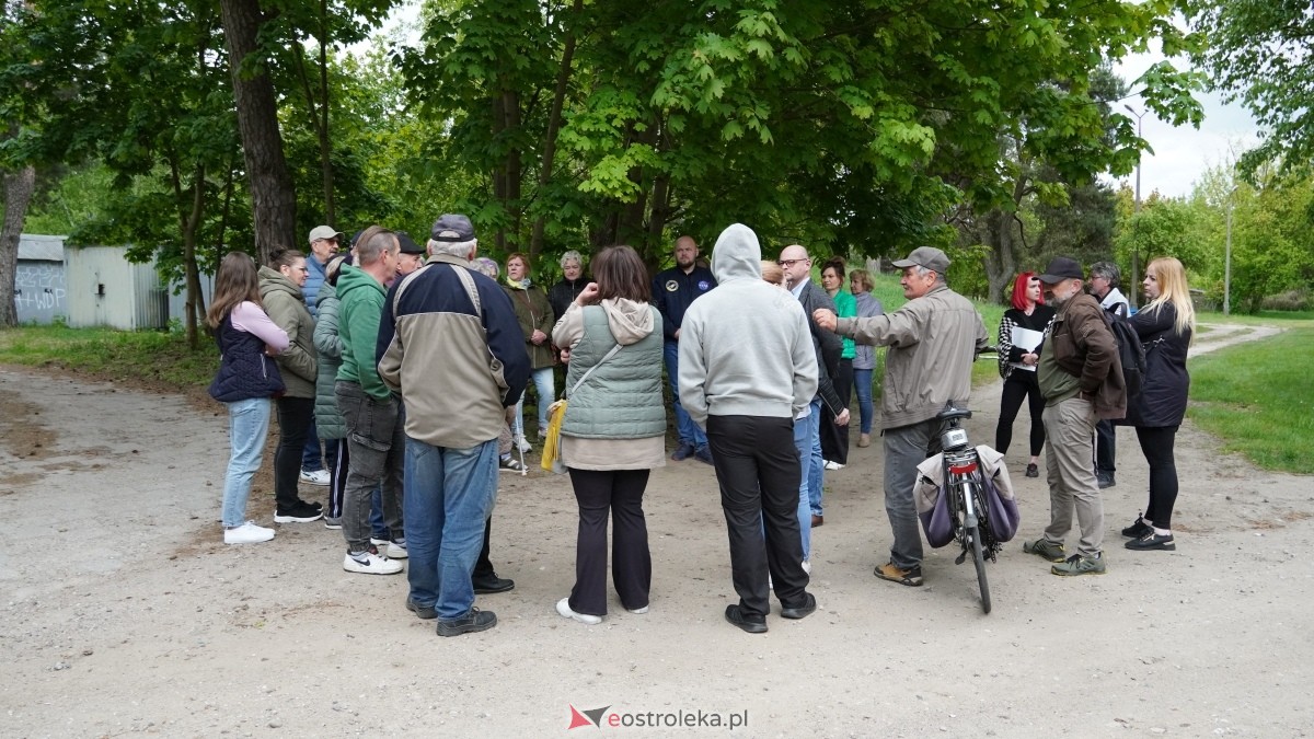 Protest w sprawie budowy bloku socjalnego przy ulicy Dywizjonu 303 [07.05.2025] - zdjęcie #18 - eOstroleka.pl