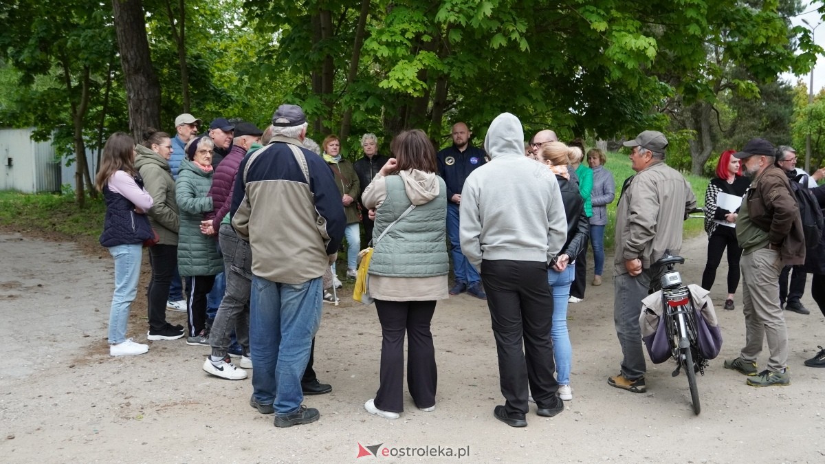 Protest w sprawie budowy bloku socjalnego przy ulicy Dywizjonu 303 [07.05.2025] - zdjęcie #17 - eOstroleka.pl