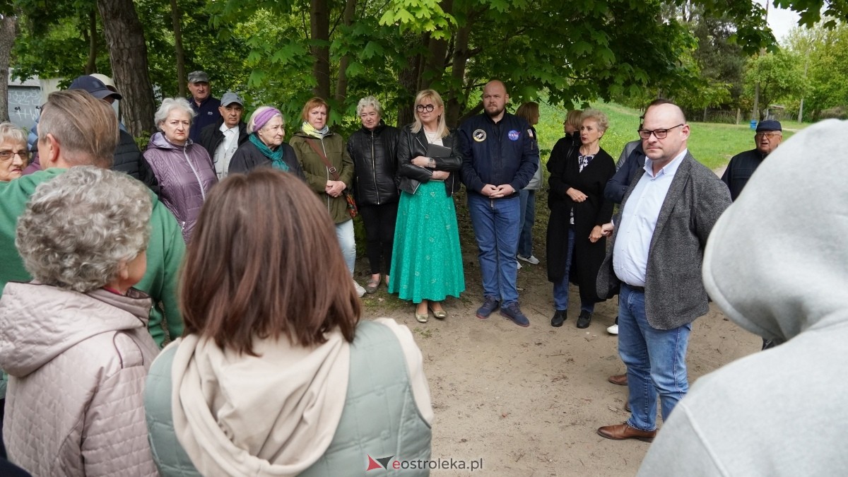 Protest w sprawie budowy bloku socjalnego przy ulicy Dywizjonu 303 [07.05.2025] - zdjęcie #15 - eOstroleka.pl