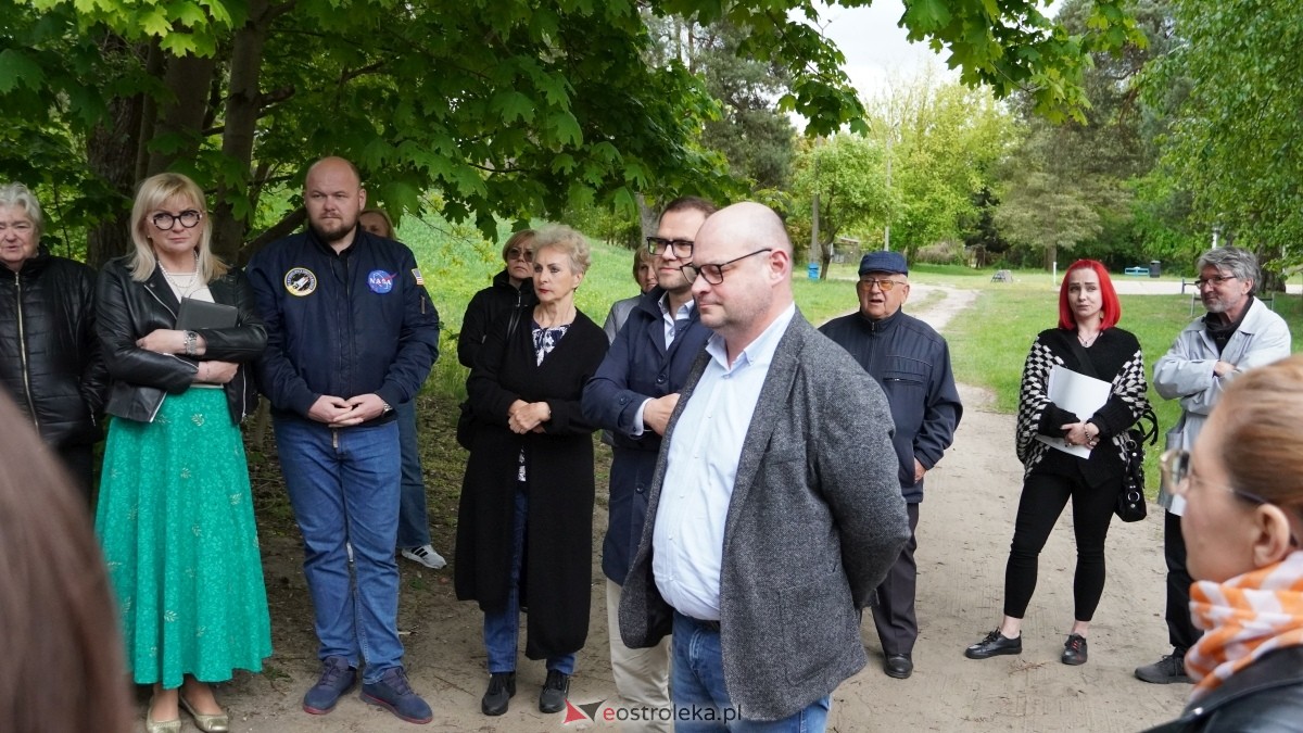 Protest w sprawie budowy bloku socjalnego przy ulicy Dywizjonu 303 [07.05.2025] - zdjęcie #12 - eOstroleka.pl