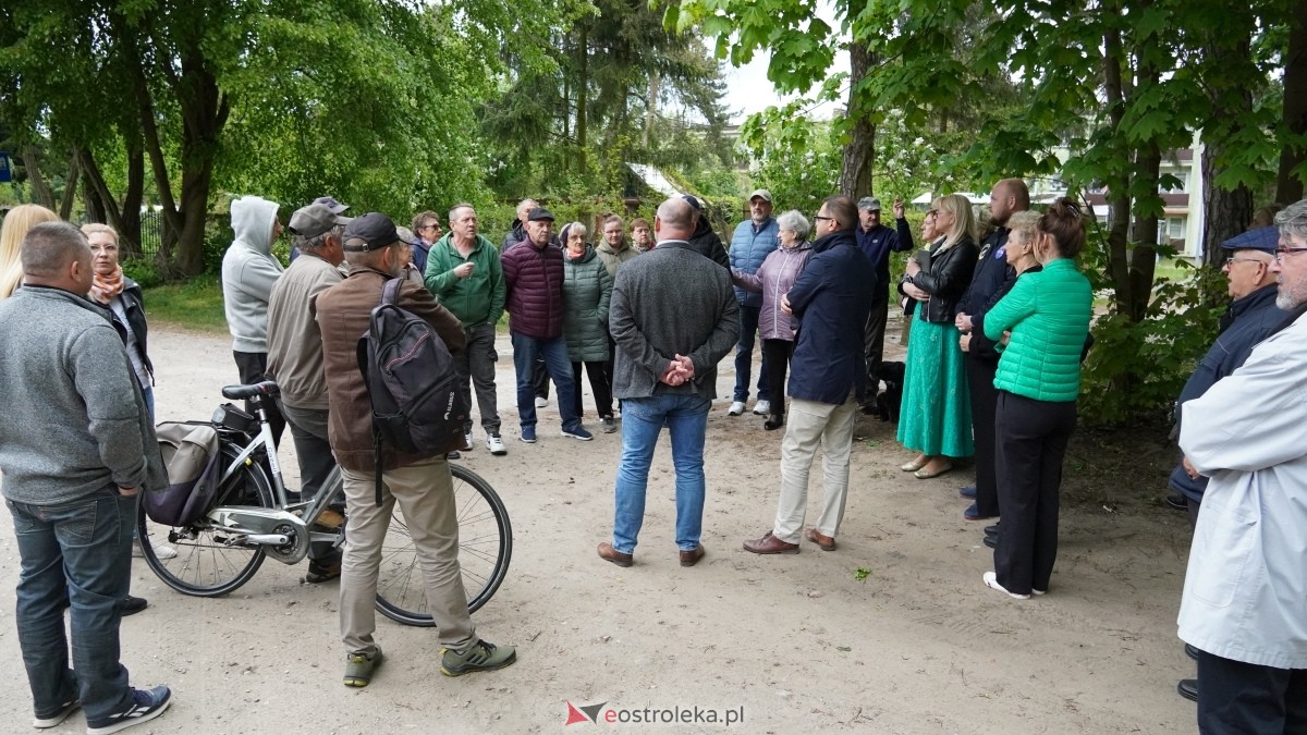 Protest w sprawie budowy bloku socjalnego przy ulicy Dywizjonu 303 [07.05.2025] - zdjęcie #9 - eOstroleka.pl