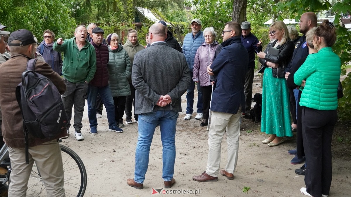 Protest w sprawie budowy bloku socjalnego przy ulicy Dywizjonu 303 [07.05.2025] - zdjęcie #7 - eOstroleka.pl