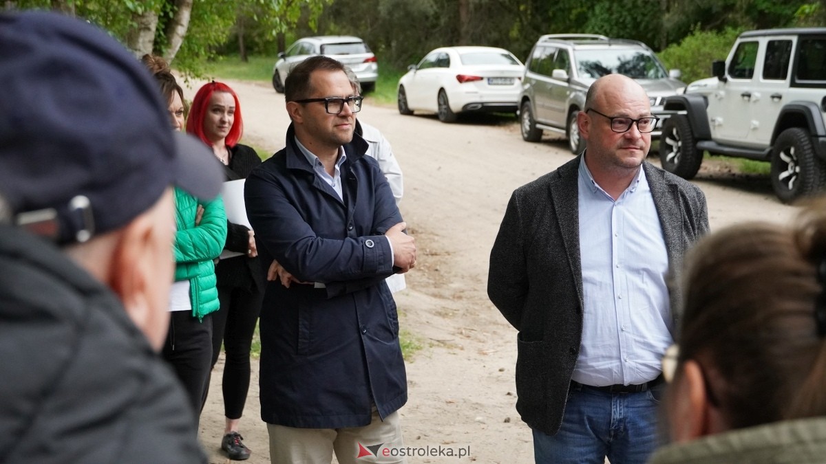 Protest w sprawie budowy bloku socjalnego przy ulicy Dywizjonu 303 [07.05.2025] - zdjęcie #5 - eOstroleka.pl