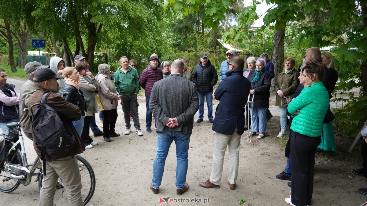 Protest w sprawie budowy bloku socjalnego przy ulicy Dywizjonu 303 [07.05.2025] - zdjęcie #3 - eOstroleka.pl
