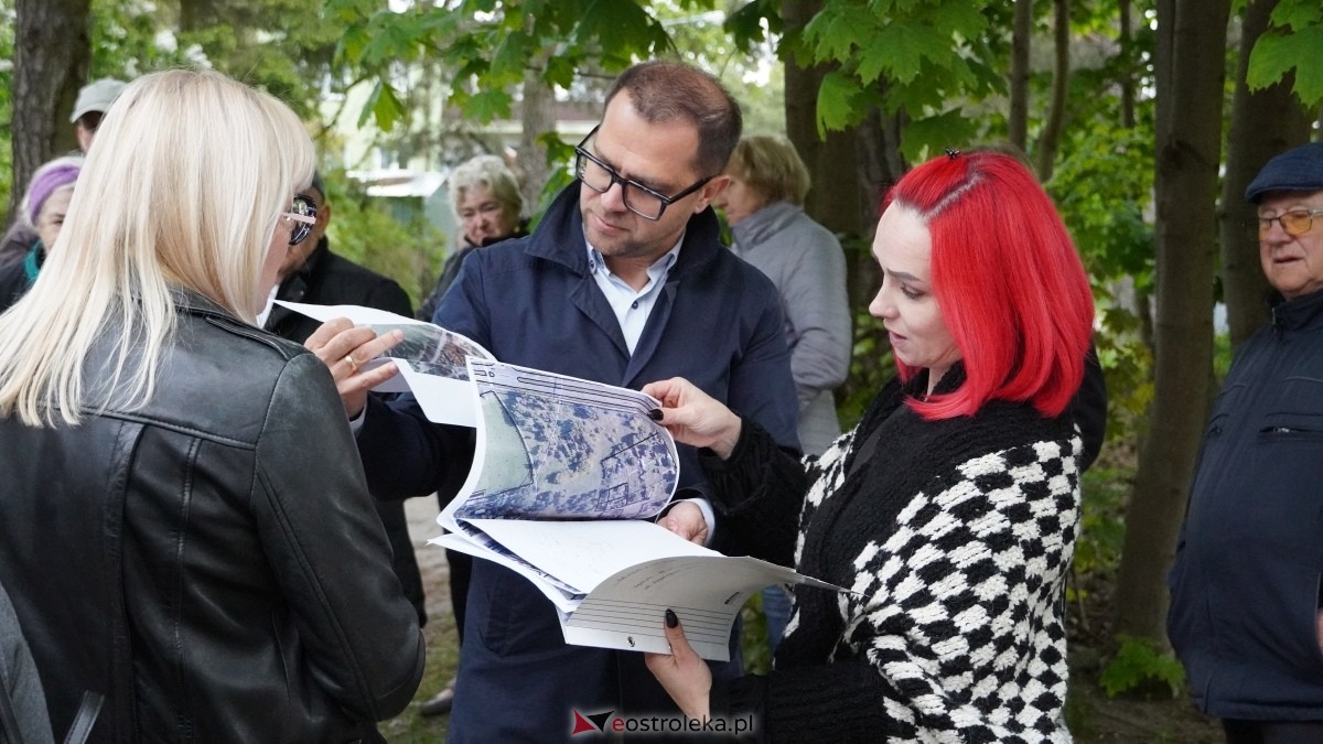Protest w sprawie budowy bloku socjalnego przy ulicy Dywizjonu 303 [07.05.2025] - zdjęcie #2 - eOstroleka.pl