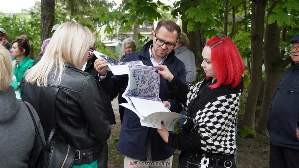 Protest w sprawie budowy bloku socjalnego przy ulicy Dywizjonu 303 [07.05.2025] - zdjęcie #1 - eOstroleka.pl