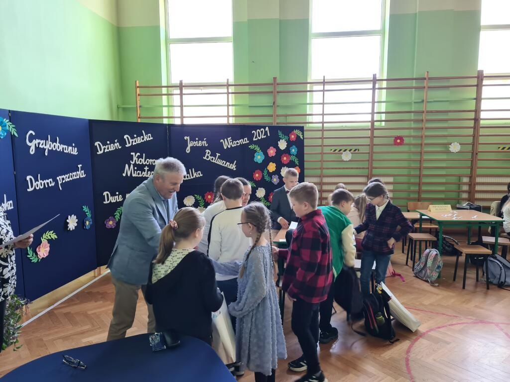 20. edycja konkursu Bajkowy Omnibus w SP w Wykrocie [09.05.2025] - zdjęcie #4 - eOstroleka.pl