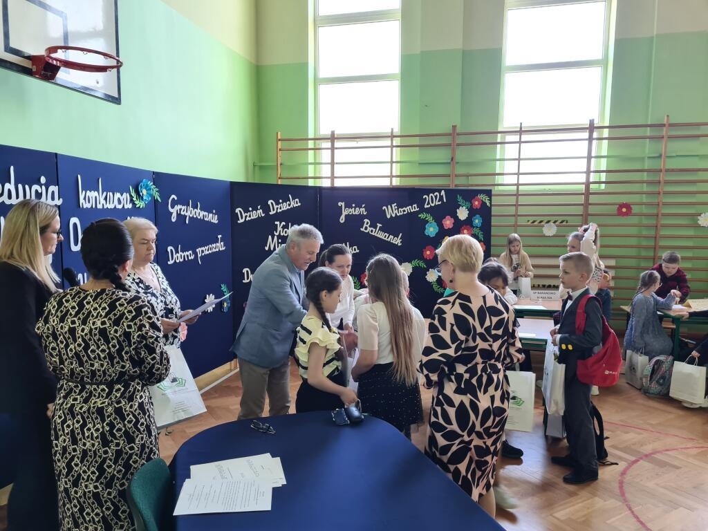 20. edycja konkursu Bajkowy Omnibus w SP w Wykrocie [09.05.2025] - zdjęcie #3 - eOstroleka.pl