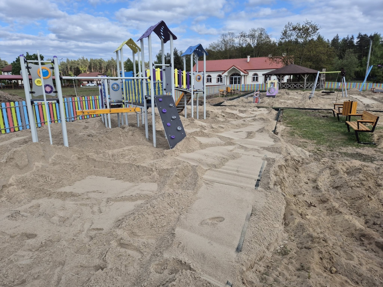 Modernizacja placu zabaw w Czerwinie [09.05.2025] - zdjęcie #1 - eOstroleka.pl
