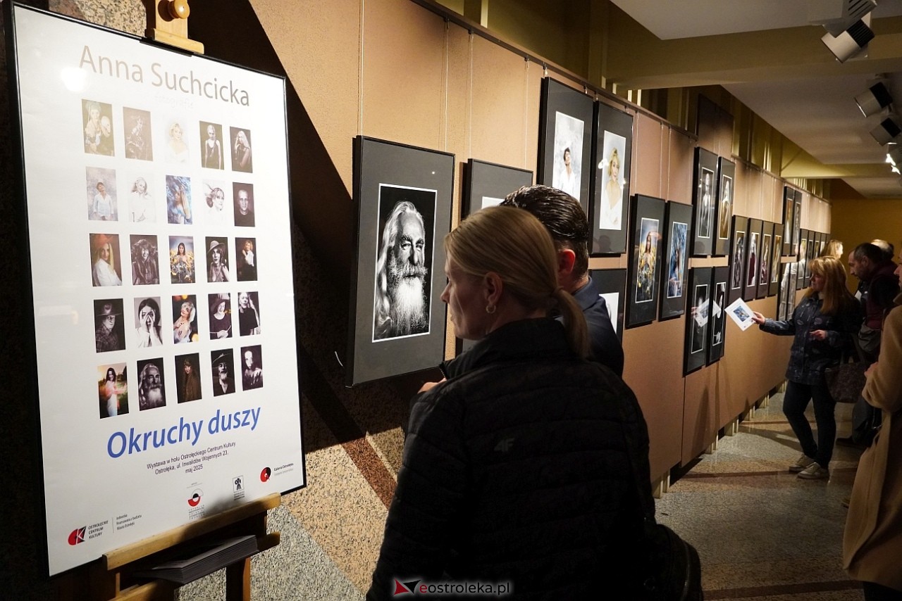 Okruchy Duszy - wernisaż wystawy fotografii Anny Suchcickiej [9.05.2025]] - zdjęcie #31 - eOstroleka.pl