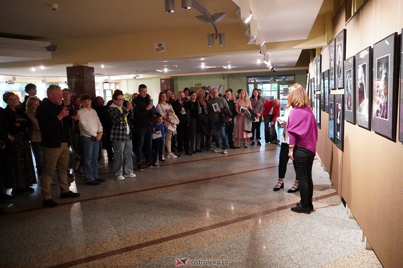 Okruchy Duszy - wernisaż wystawy fotografii Anny Suchcickiej [9.05.2025]] - zdjęcie #24 - eOstroleka.pl