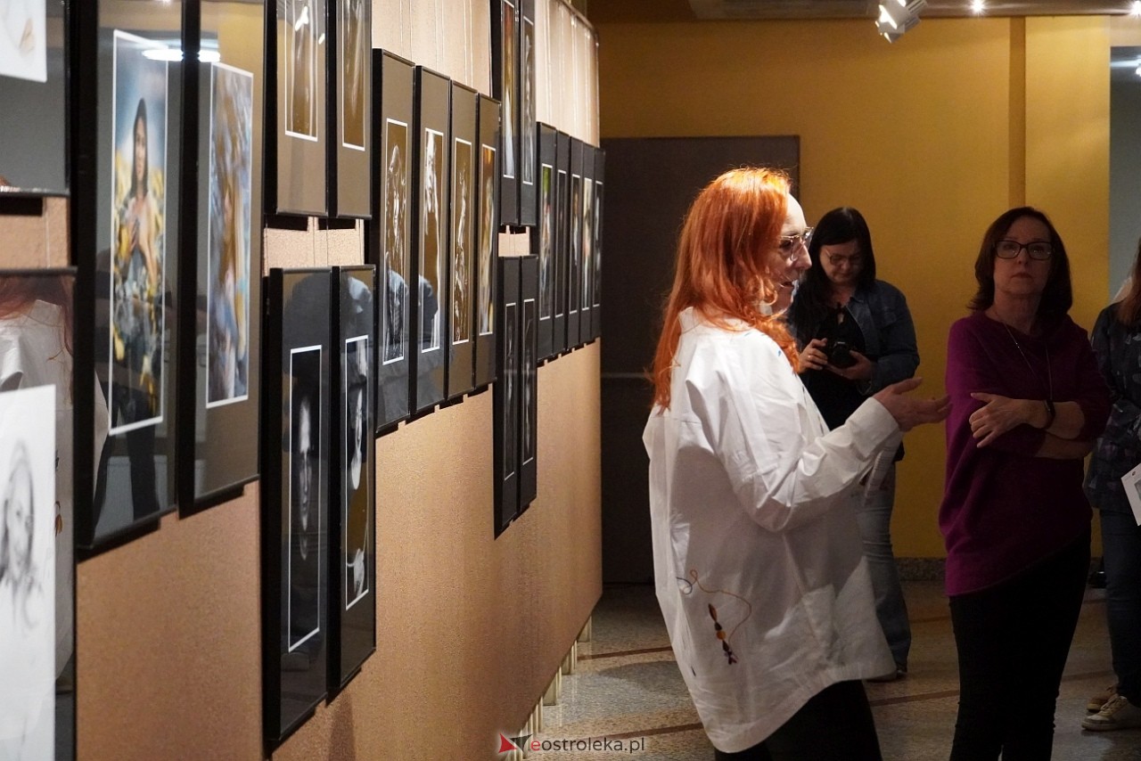 Okruchy Duszy - wernisaż wystawy fotografii Anny Suchcickiej [9.05.2025]] - zdjęcie #15 - eOstroleka.pl