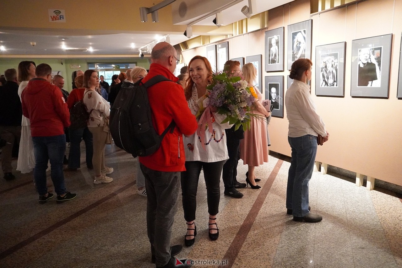 Okruchy Duszy - wernisaż wystawy fotografii Anny Suchcickiej [9.05.2025]] - zdjęcie #8 - eOstroleka.pl