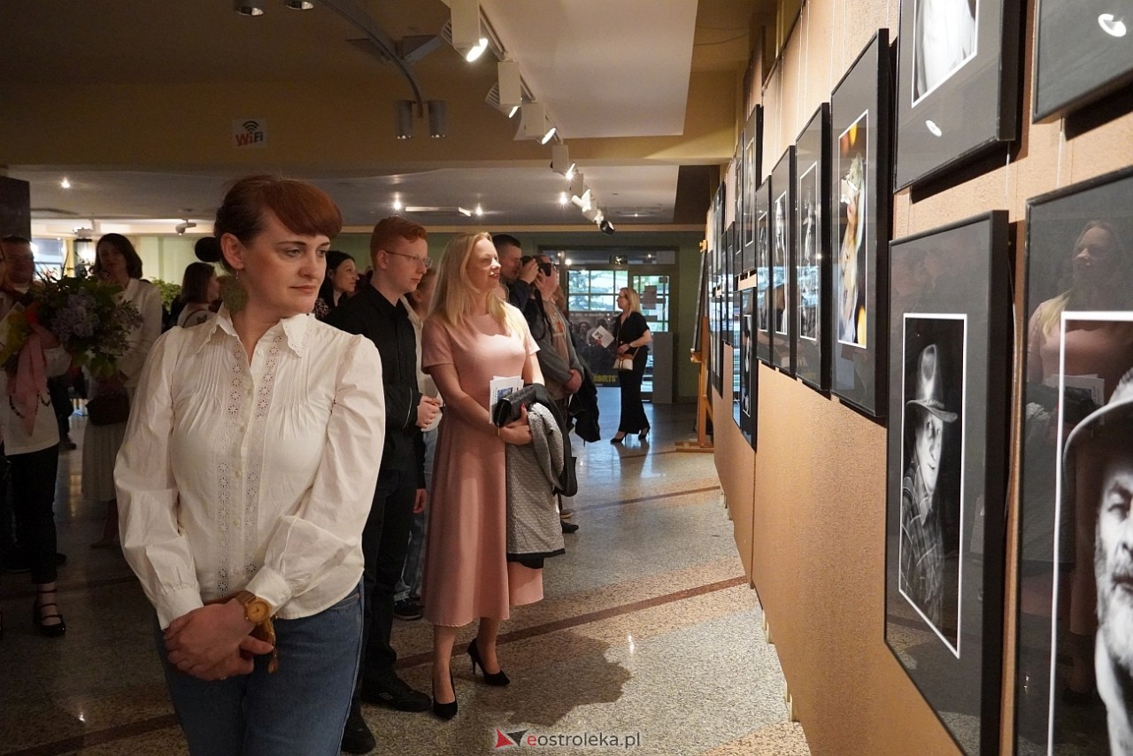 Okruchy Duszy - wernisaż wystawy fotografii Anny Suchcickiej [9.05.2025]] - zdjęcie #7 - eOstroleka.pl