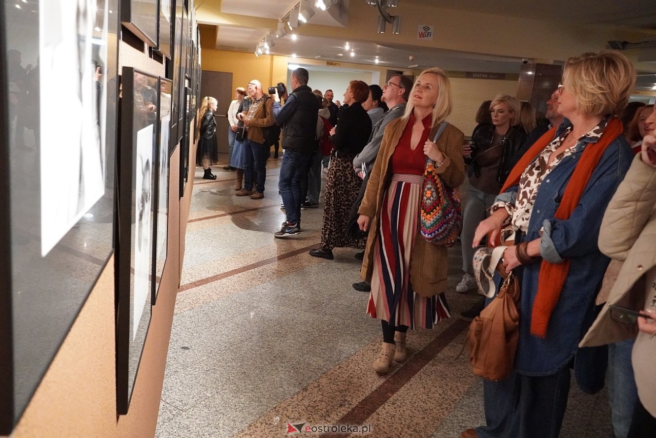 Okruchy Duszy - wernisaż wystawy fotografii Anny Suchcickiej [9.05.2025]] - zdjęcie #4 - eOstroleka.pl