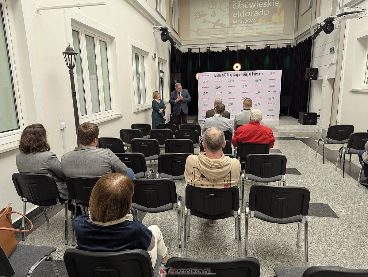 Wernisaż wystawy „Jaćwieskie eldorado” w Muzeum Kultury Kurpiowskiej [09.05.2025] - zdjęcie #20 - eOstroleka.pl