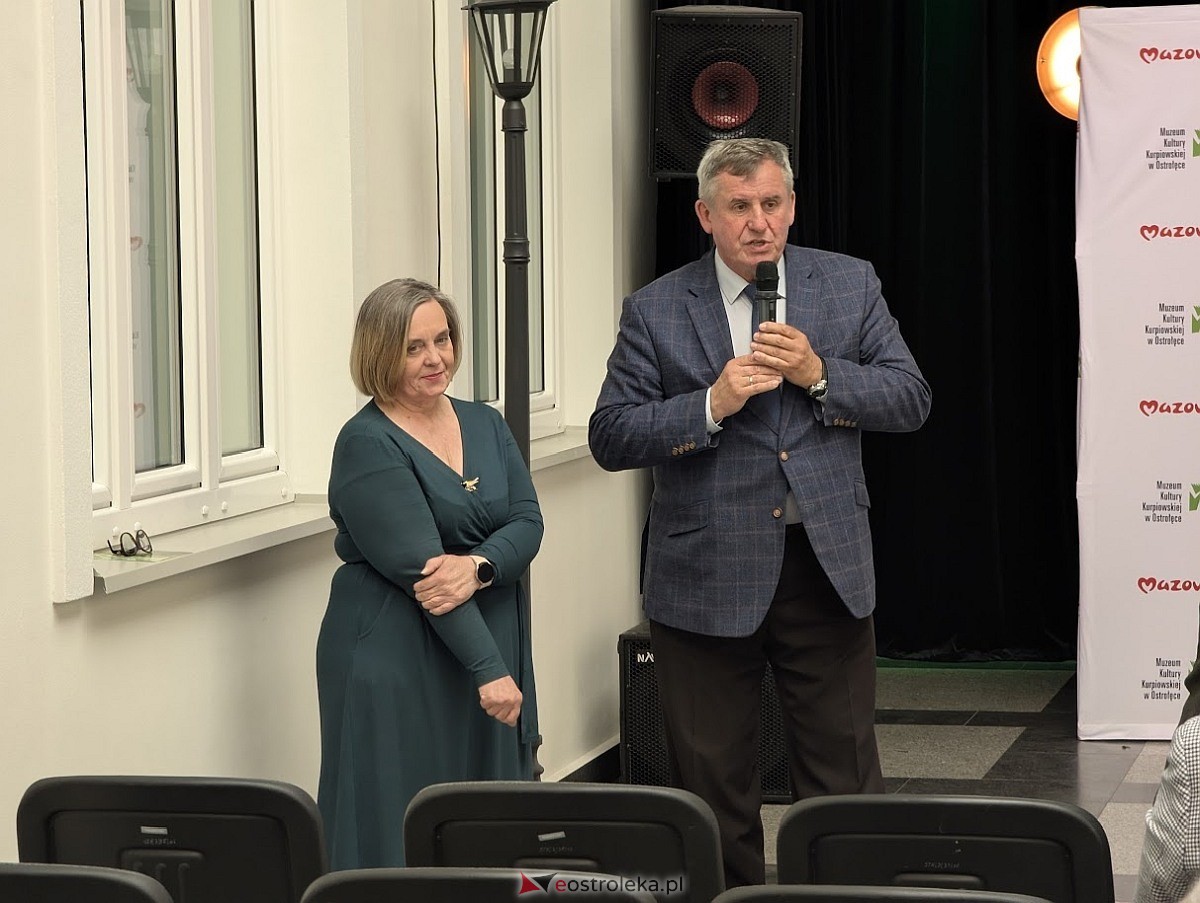 Wernisaż wystawy „Jaćwieskie eldorado” w Muzeum Kultury Kurpiowskiej [09.05.2025] - zdjęcie #19 - eOstroleka.pl