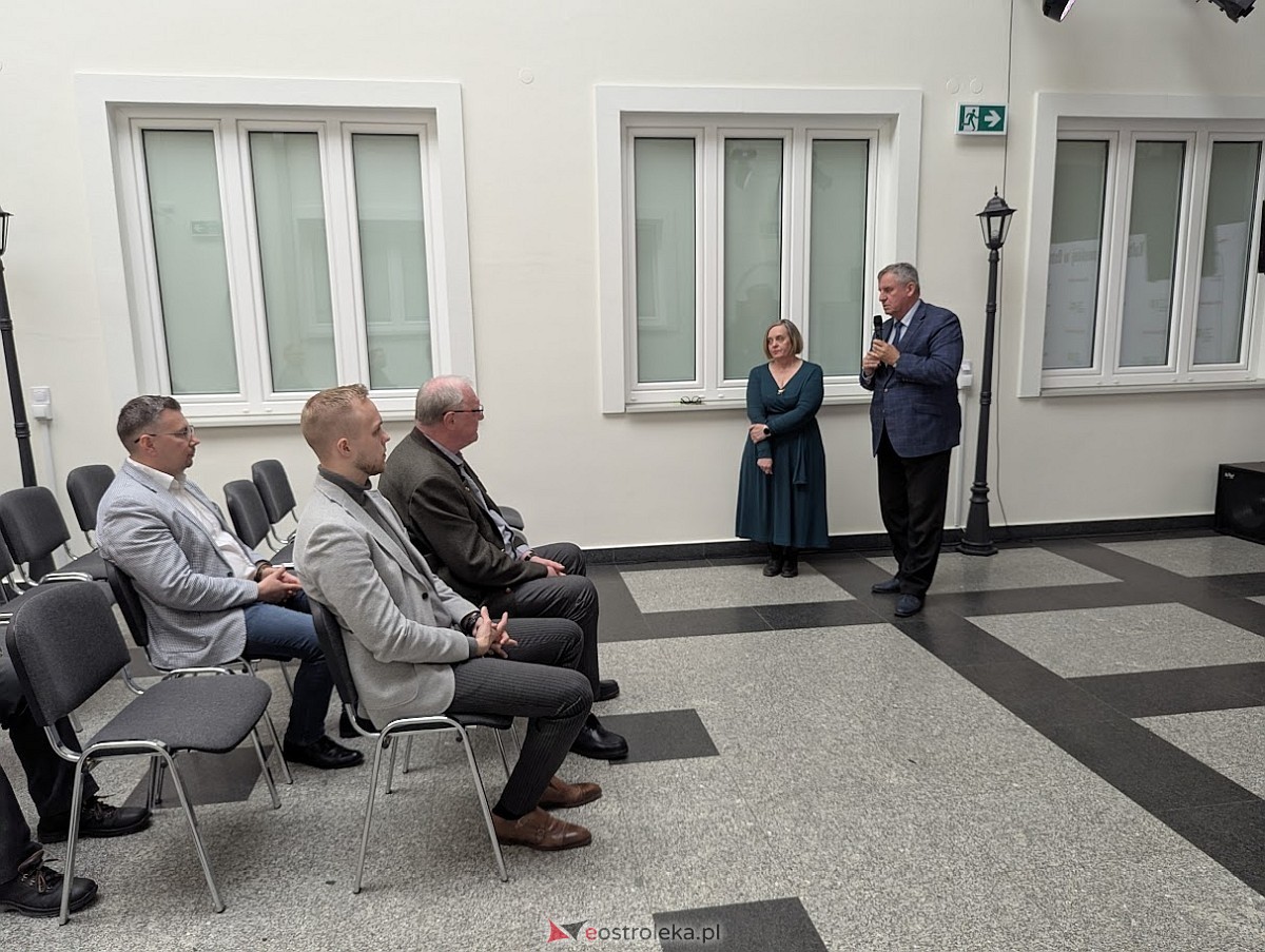 Wernisaż wystawy „Jaćwieskie eldorado” w Muzeum Kultury Kurpiowskiej [09.05.2025] - zdjęcie #18 - eOstroleka.pl