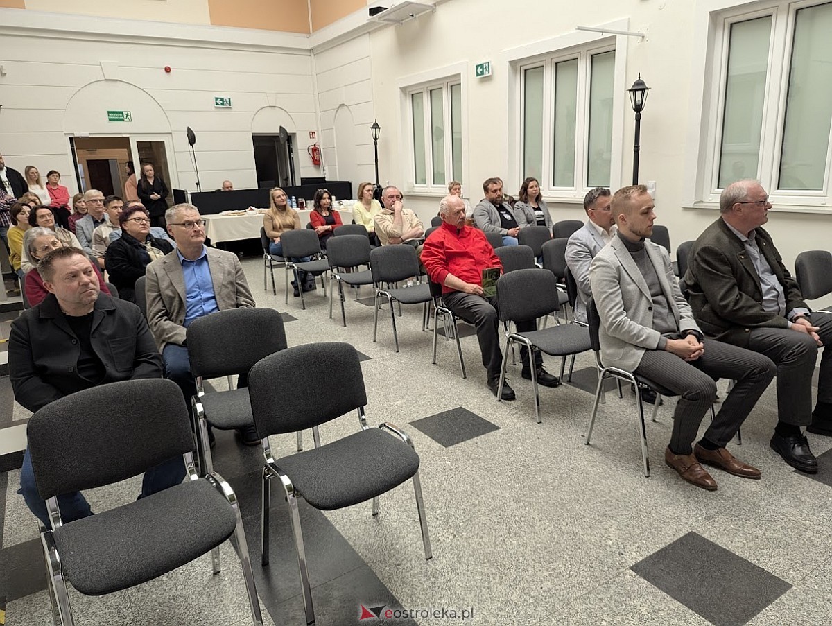 Wernisaż wystawy „Jaćwieskie eldorado” w Muzeum Kultury Kurpiowskiej [09.05.2025] - zdjęcie #16 - eOstroleka.pl