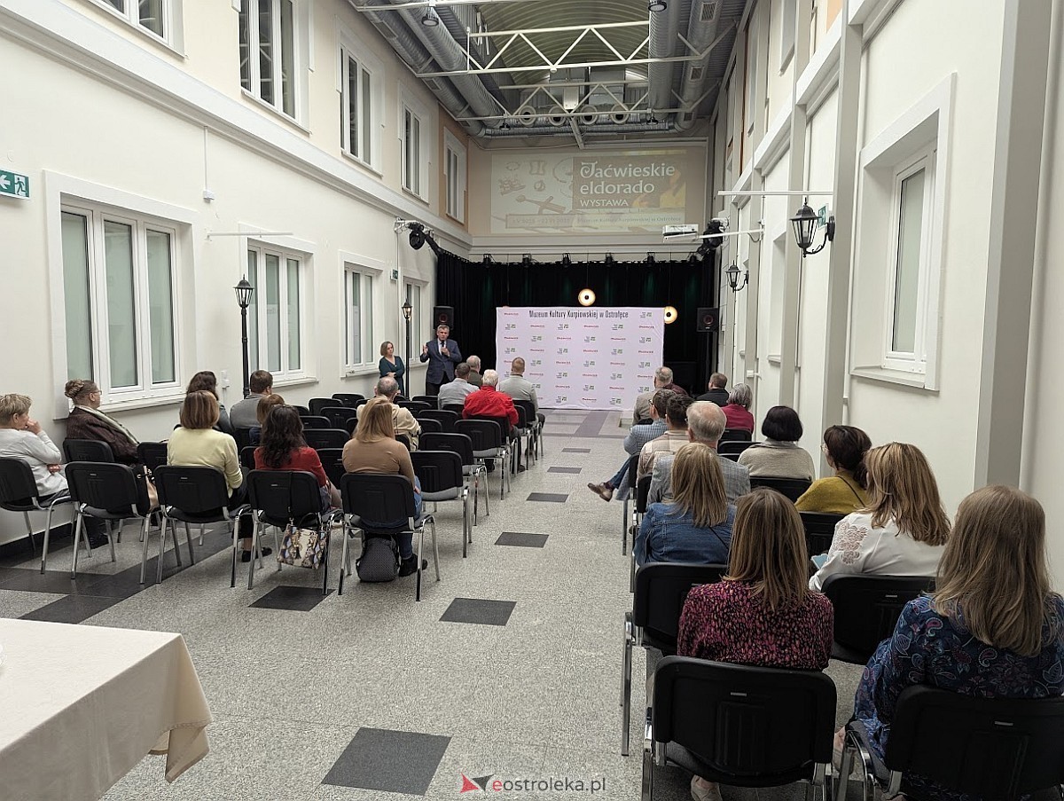 Wernisaż wystawy „Jaćwieskie eldorado” w Muzeum Kultury Kurpiowskiej [09.05.2025] - zdjęcie #12 - eOstroleka.pl