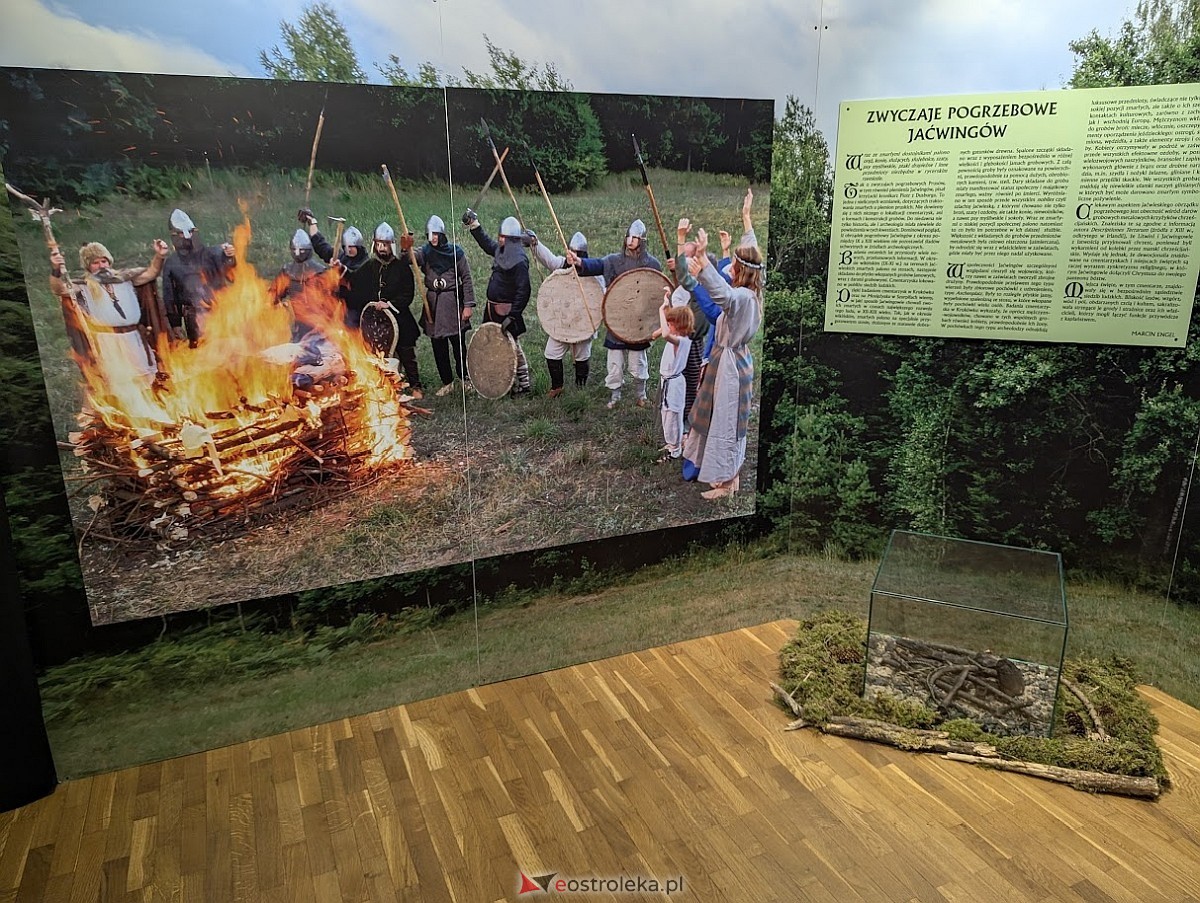 Wernisaż wystawy „Jaćwieskie eldorado” w Muzeum Kultury Kurpiowskiej [09.05.2025] - zdjęcie #9 - eOstroleka.pl