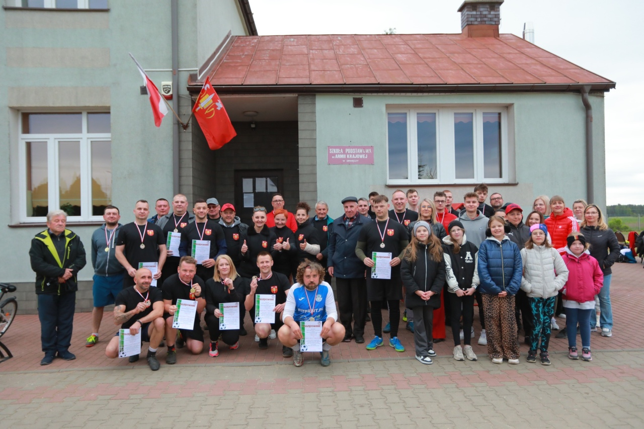 Mecz na stulecie Szkoły Podstawowej w Drwęczy [09.05.2025]] - zdjęcie #14 - eOstroleka.pl