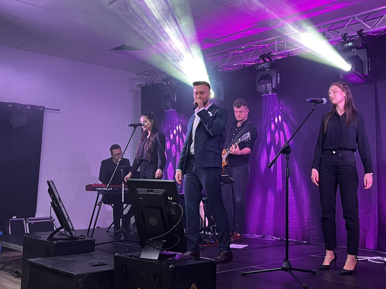 Kolejny wieczór wspomnień z muzyką Krzysztofa Krawczyka - zdjęcie #32 - eOstroleka.pl