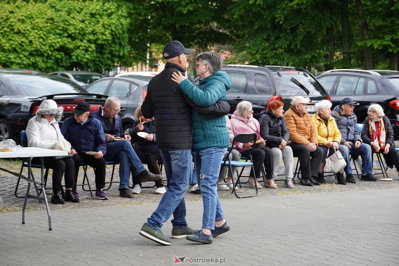 Potańcówka pod chmurką na Osiedlu Dzieci Polskich [10.05.2025] - zdjęcie #49 - eOstroleka.pl