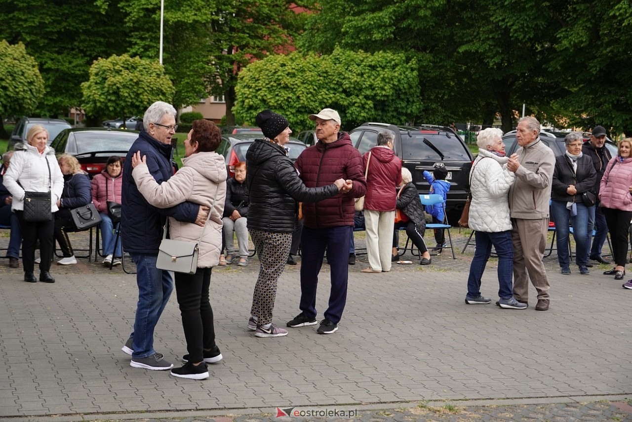Potańcówka pod chmurką na Osiedlu Dzieci Polskich [10.05.2025] - zdjęcie #46 - eOstroleka.pl