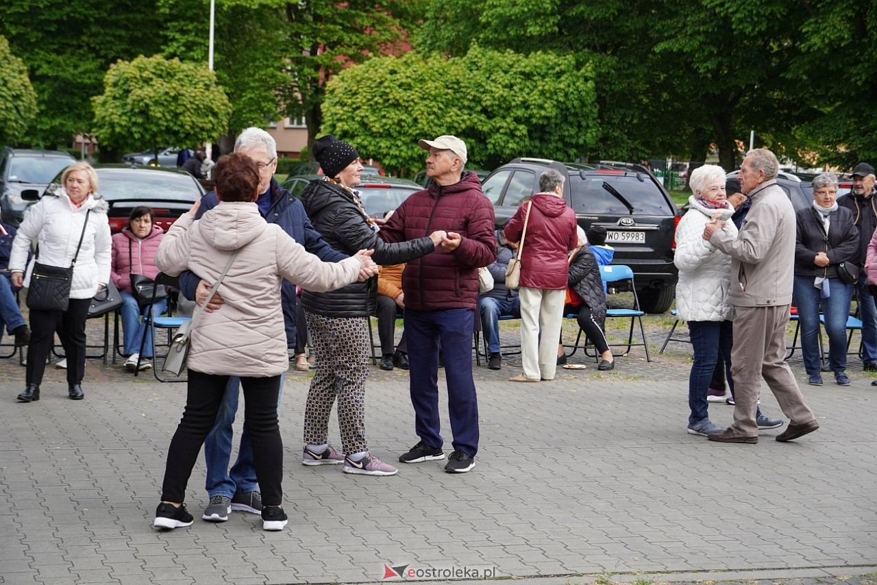Potańcówka pod chmurką na Osiedlu Dzieci Polskich [10.05.2025] - zdjęcie #45 - eOstroleka.pl