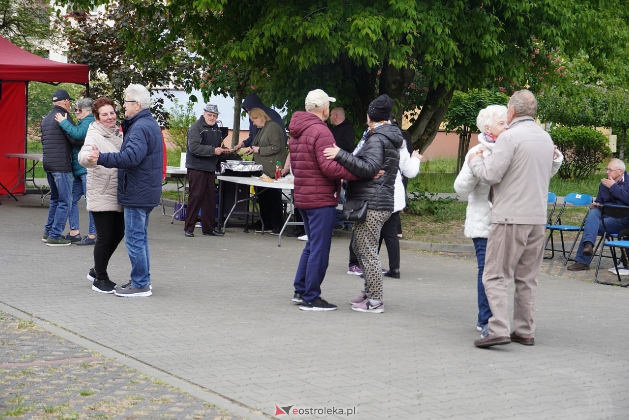 Potańcówka pod chmurką na Osiedlu Dzieci Polskich [10.05.2025] - zdjęcie #42 - eOstroleka.pl