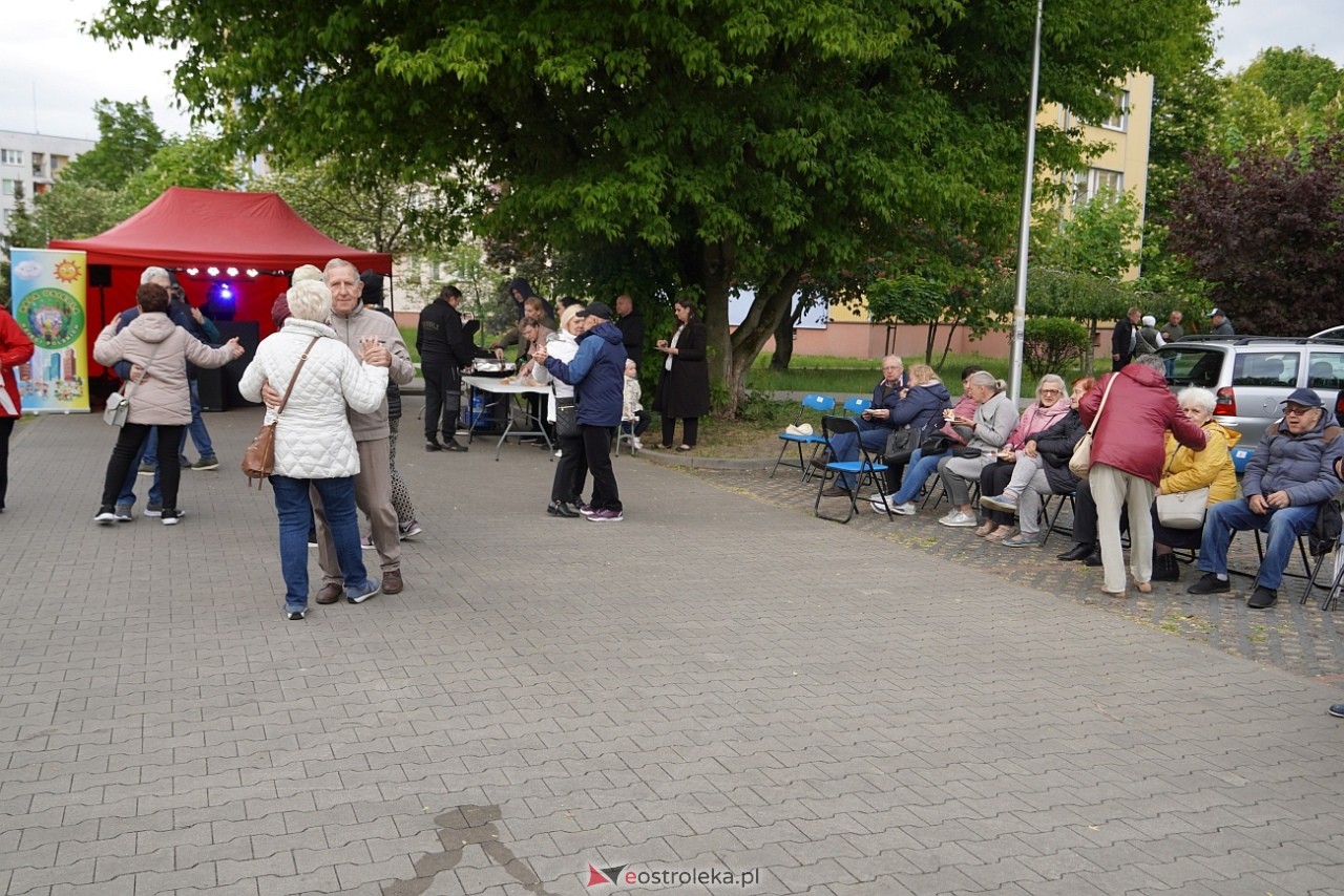 Potańcówka pod chmurką na Osiedlu Dzieci Polskich [10.05.2025] - zdjęcie #41 - eOstroleka.pl