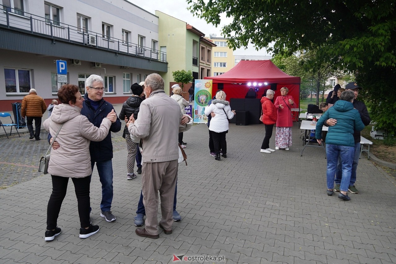 Potańcówka pod chmurką na Osiedlu Dzieci Polskich [10.05.2025] - zdjęcie #37 - eOstroleka.pl
