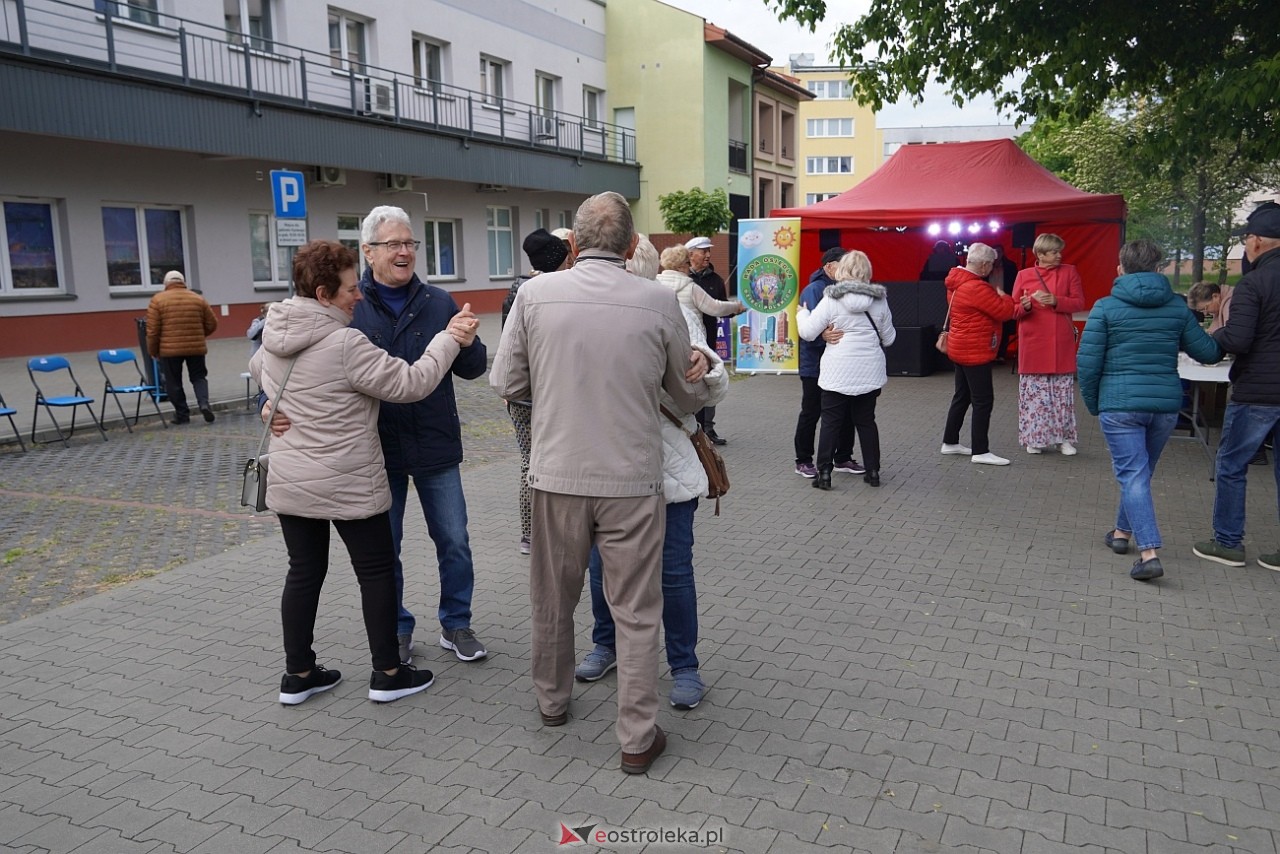 Potańcówka pod chmurką na Osiedlu Dzieci Polskich [10.05.2025] - zdjęcie #36 - eOstroleka.pl