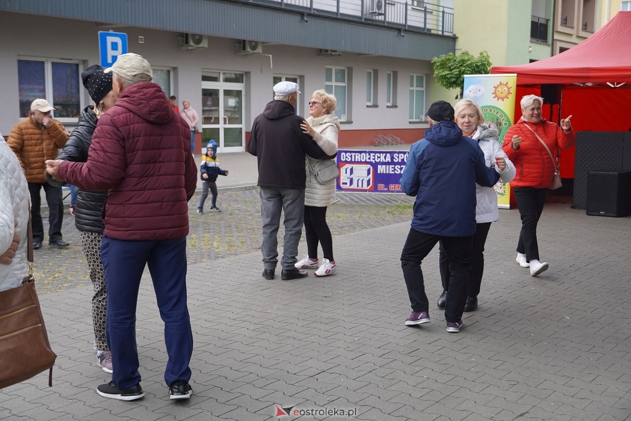 Potańcówka pod chmurką na Osiedlu Dzieci Polskich [10.05.2025] - zdjęcie #33 - eOstroleka.pl