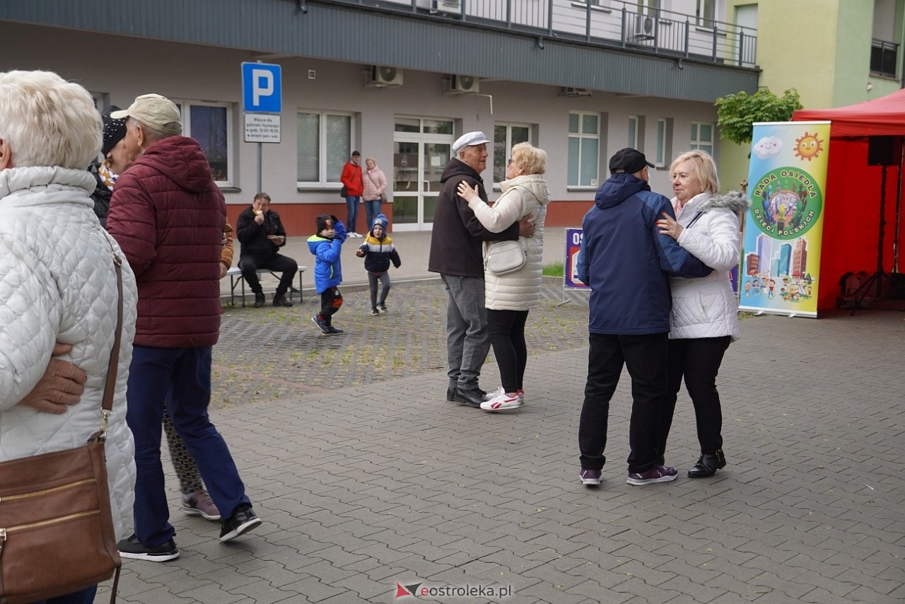 Potańcówka pod chmurką na Osiedlu Dzieci Polskich [10.05.2025] - zdjęcie #32 - eOstroleka.pl