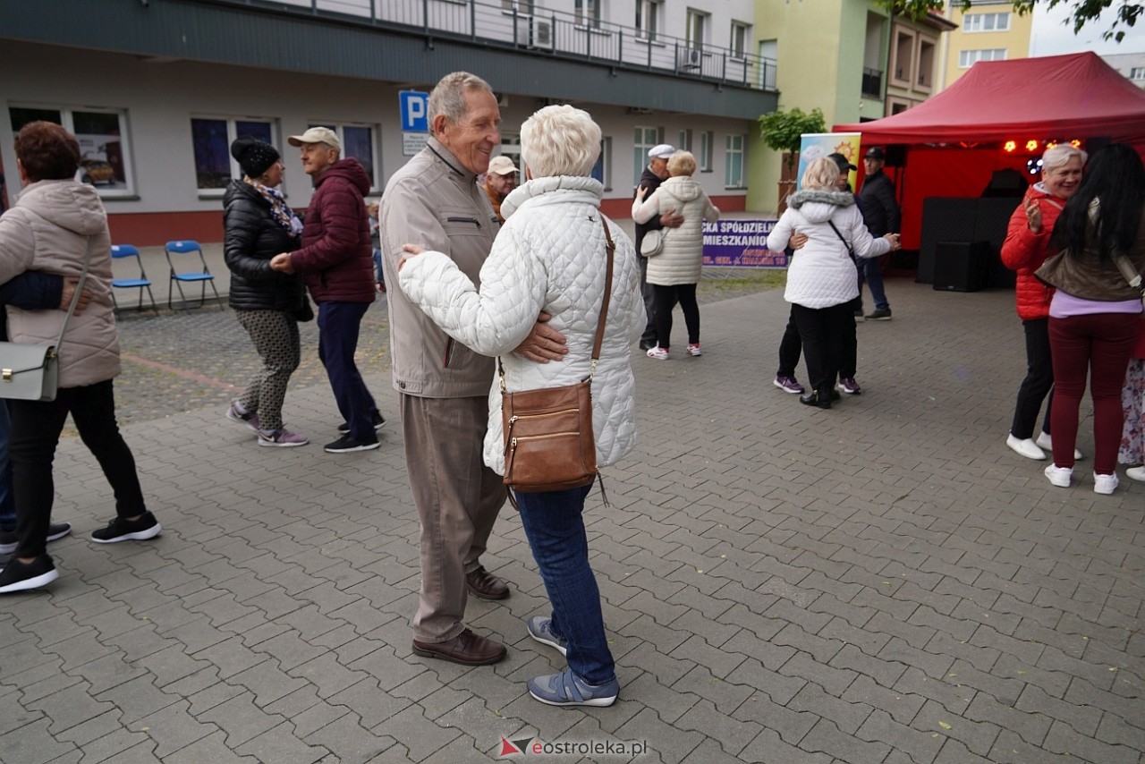 Potańcówka pod chmurką na Osiedlu Dzieci Polskich [10.05.2025] - zdjęcie #31 - eOstroleka.pl